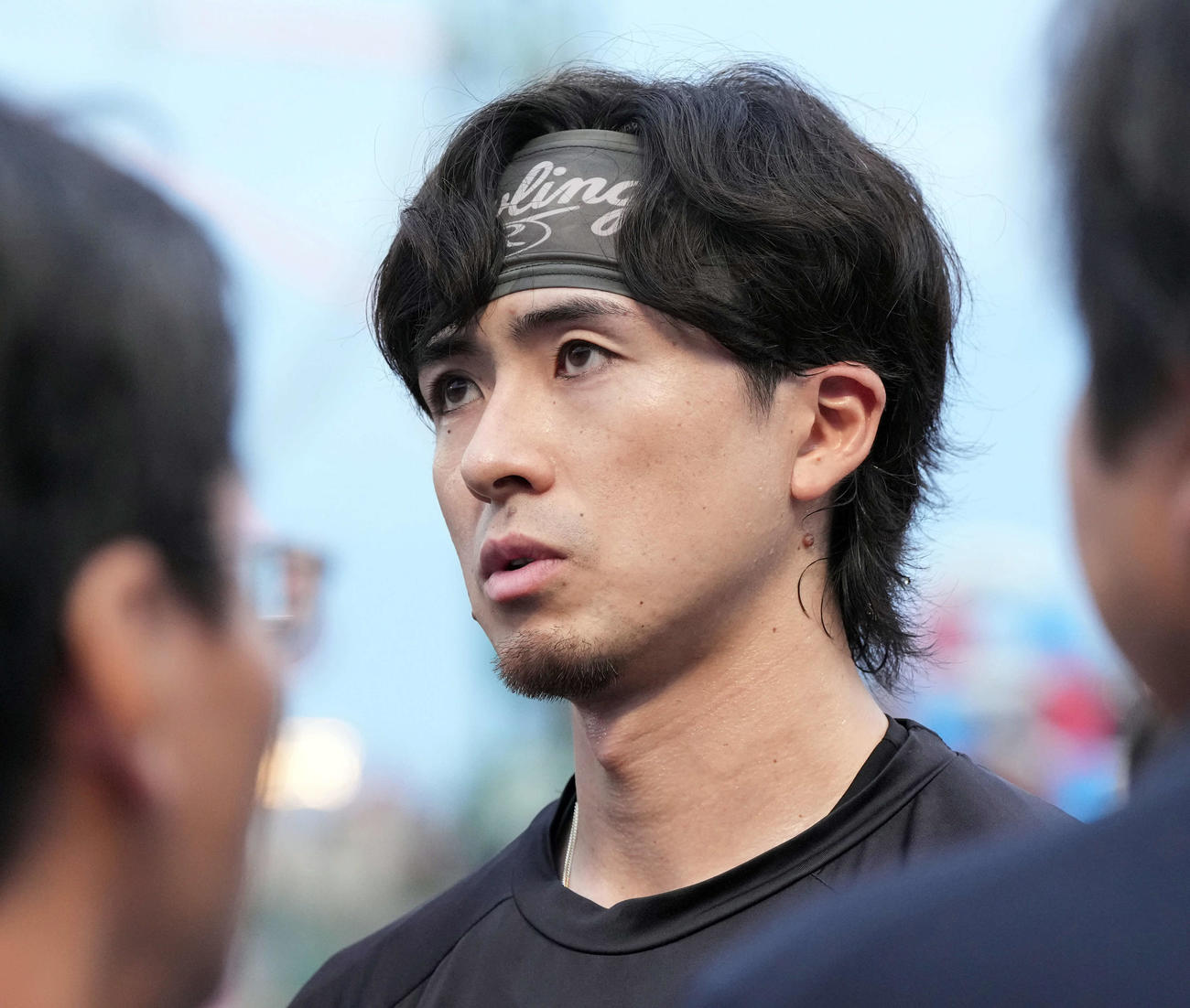 楽天対ソフトバンク　練習終了後、記者に囲まれるソフトバンク上沢（撮影・たえ見朱実）