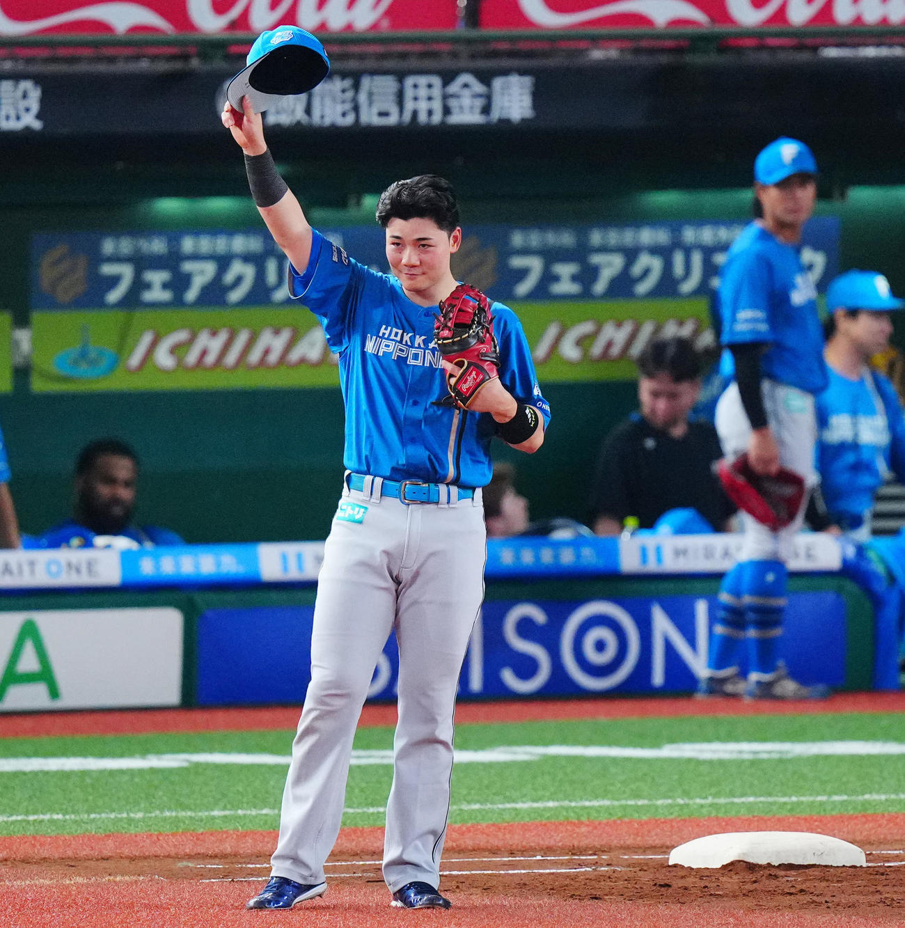 西武対日本ハム　2回裏、先制本塁打を放った日本ハム清宮は守備位置に就きファンの声援に応える（撮影・垰建太）