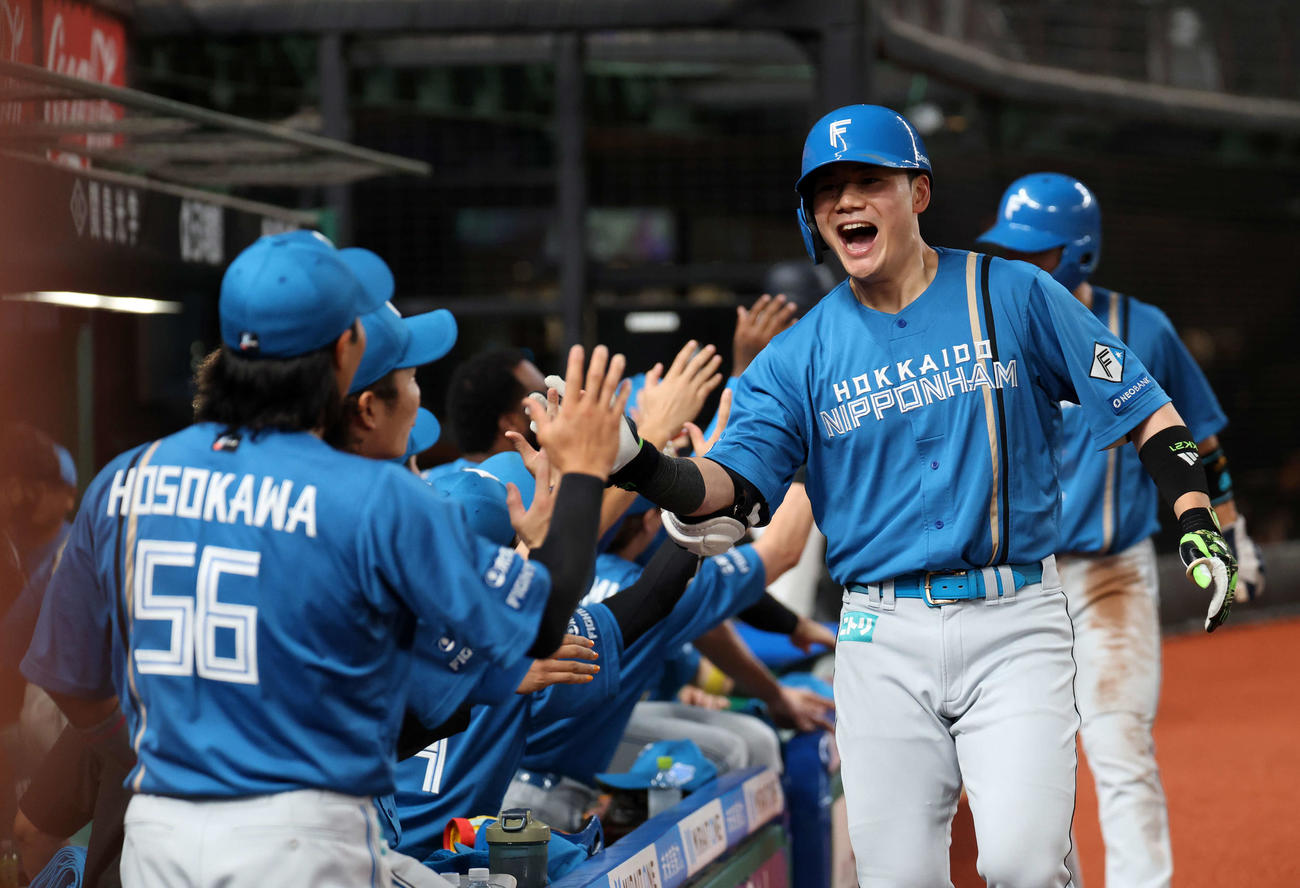 西武対日本ハム　2回表日本ハム無死一塁、先制2点本塁打を放った清宮幸（右）は笑顔でナインとハイタッチ（撮影・浅見桂子）