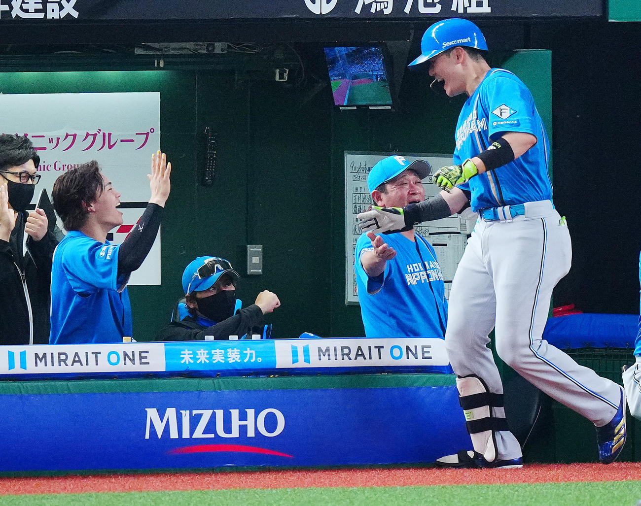 西武対日本ハム　2回表日本ハム無死一塁、先制2点本塁打を放った清宮幸（右）をガッツポーズで出迎える新庄監督（中央）（撮影・垰建太）