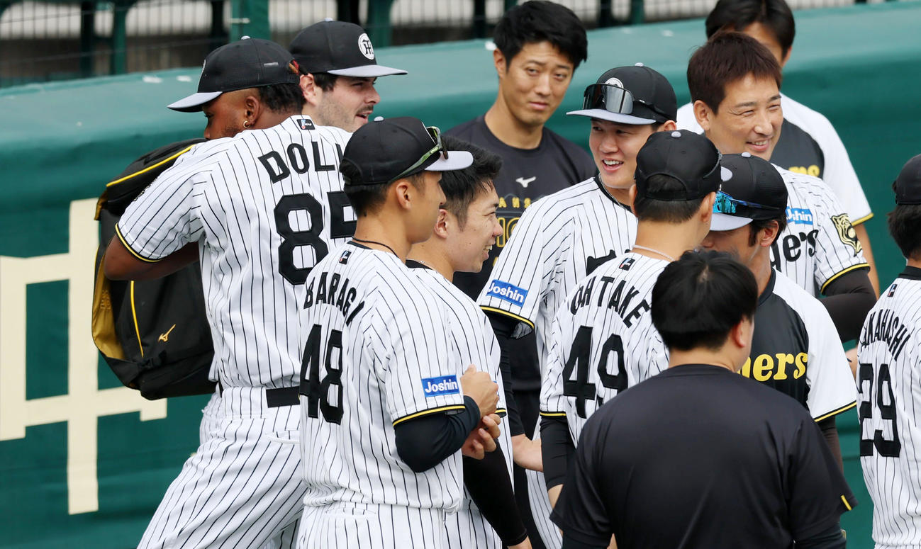 ミーティング中、ドリス（左）の動きに笑顔を見せる阪神及川（撮影・加藤哉）