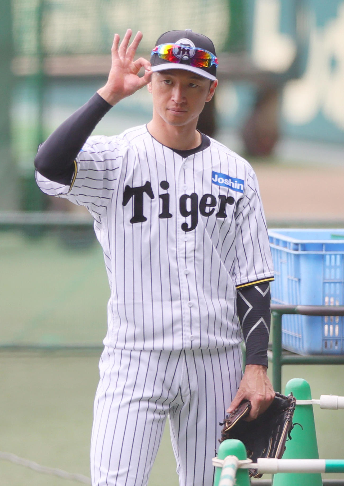 練習の中、合図を送る阪神近本（撮影・上山淳一）