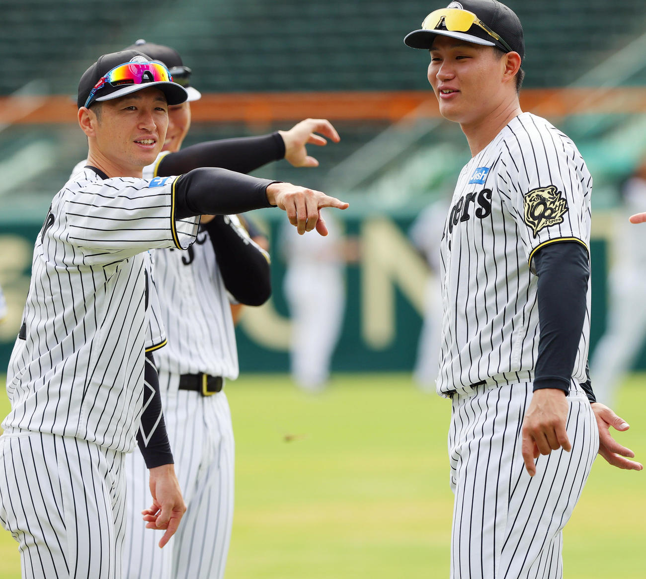笑顔で話す阪神近本（左）と森下（撮影・上山淳一）