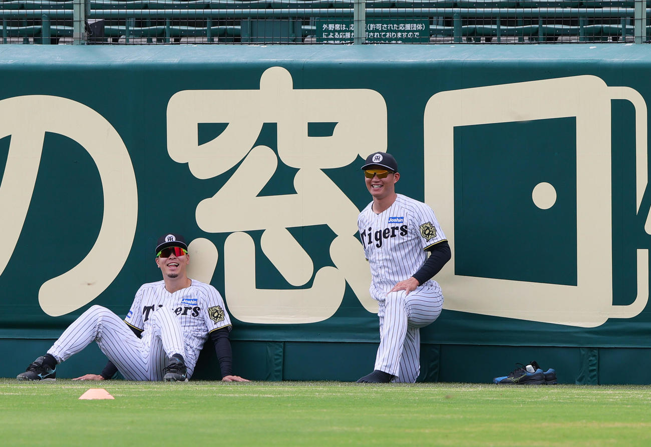 リラックスした表情を見せる阪神佐藤輝（左）と森下（撮影・上山淳一）