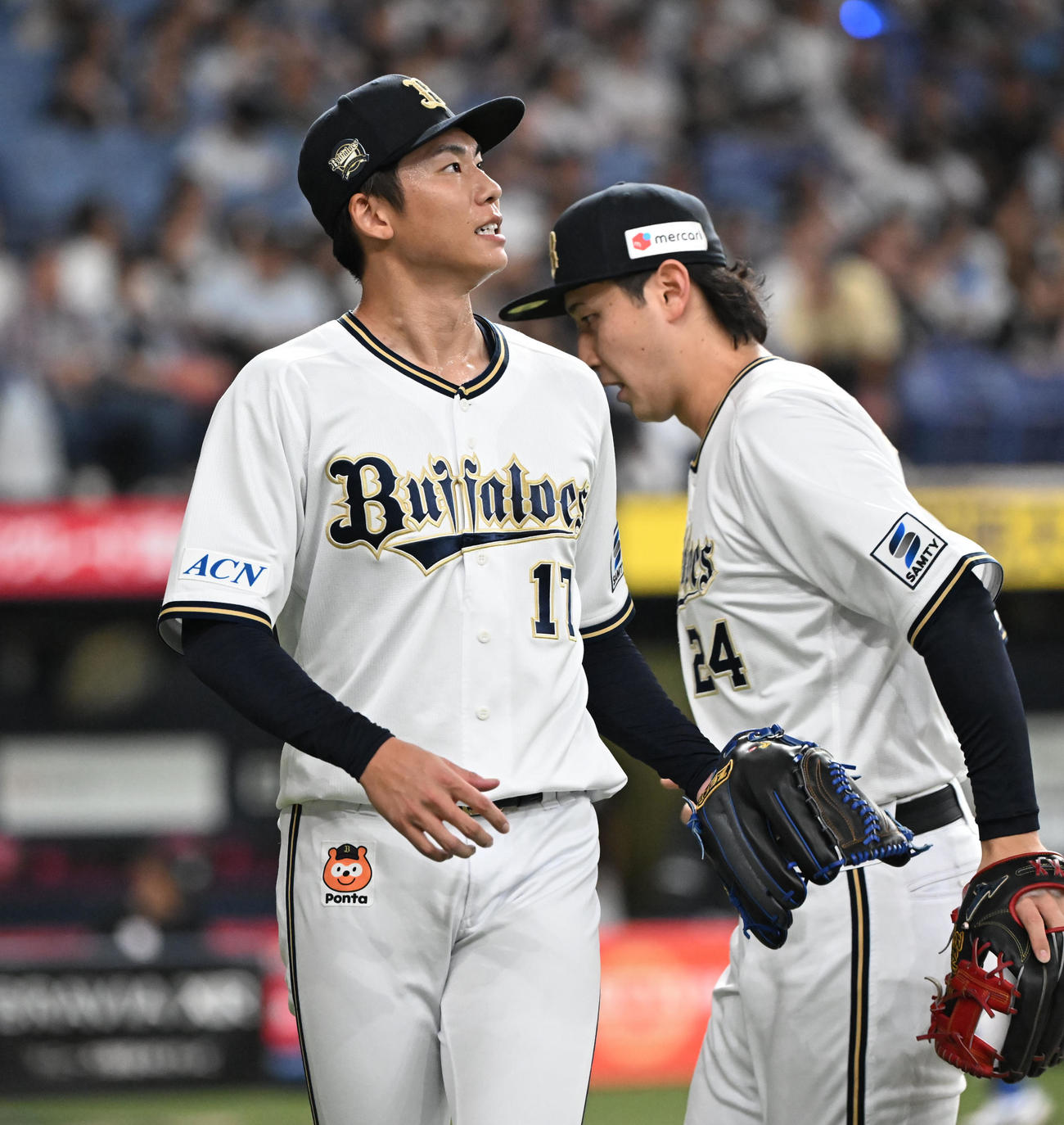 オリックス対ロッテ　初回に3点を失いベンチに戻るオリックス曽谷（撮影・和賀正仁）