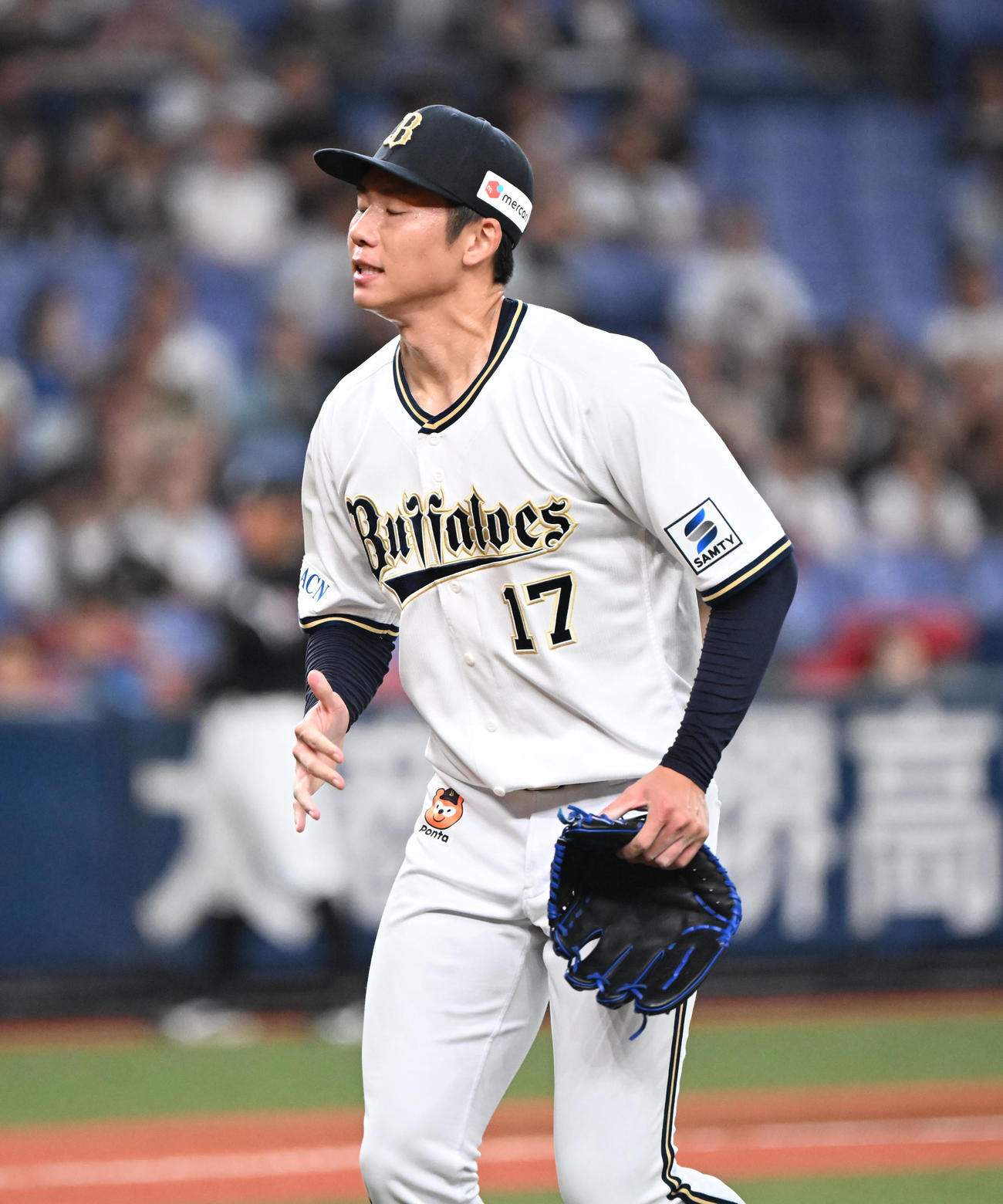 オリックス対ロッテ　初回に3点を失いベンチに戻るオリックス曽谷（撮影・和賀正仁）