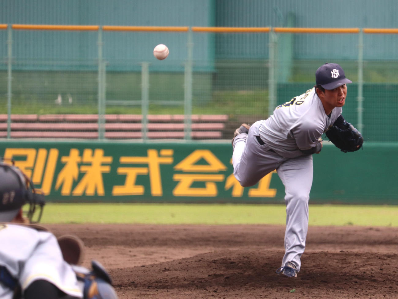 パナソニック対日本新薬　2番手で登板した、日本新薬の遠藤（撮影・中島麗）