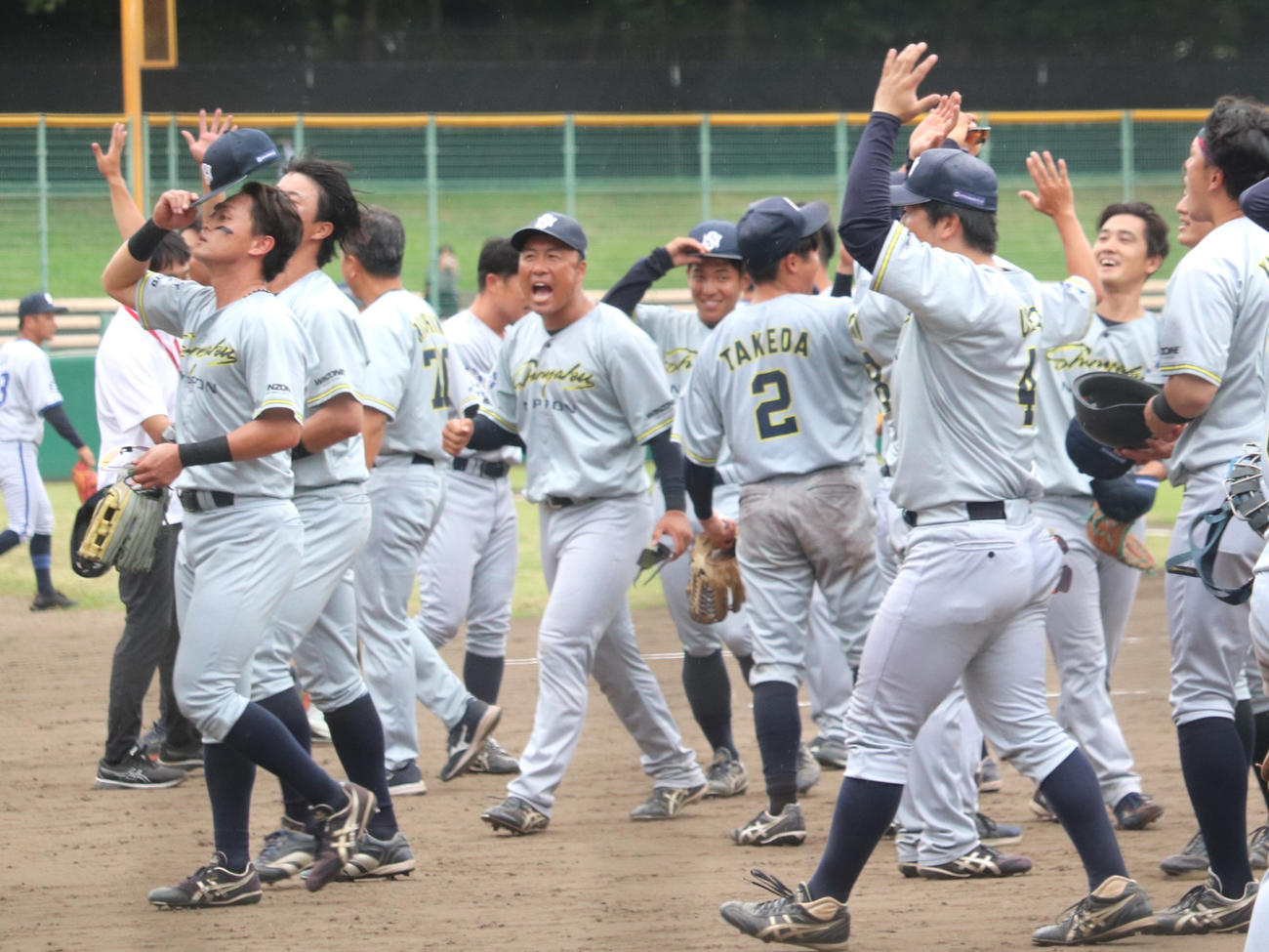 パナソニック対日本新薬　勝利を分かち合う、日本新薬ナイン（撮影・中島麗）