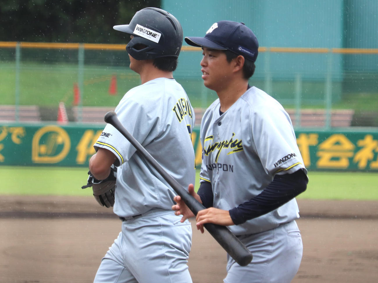 パナソニック対日本新薬　降板後、仲間のバットを回収する日本新薬・遠藤（撮影・中島麗）