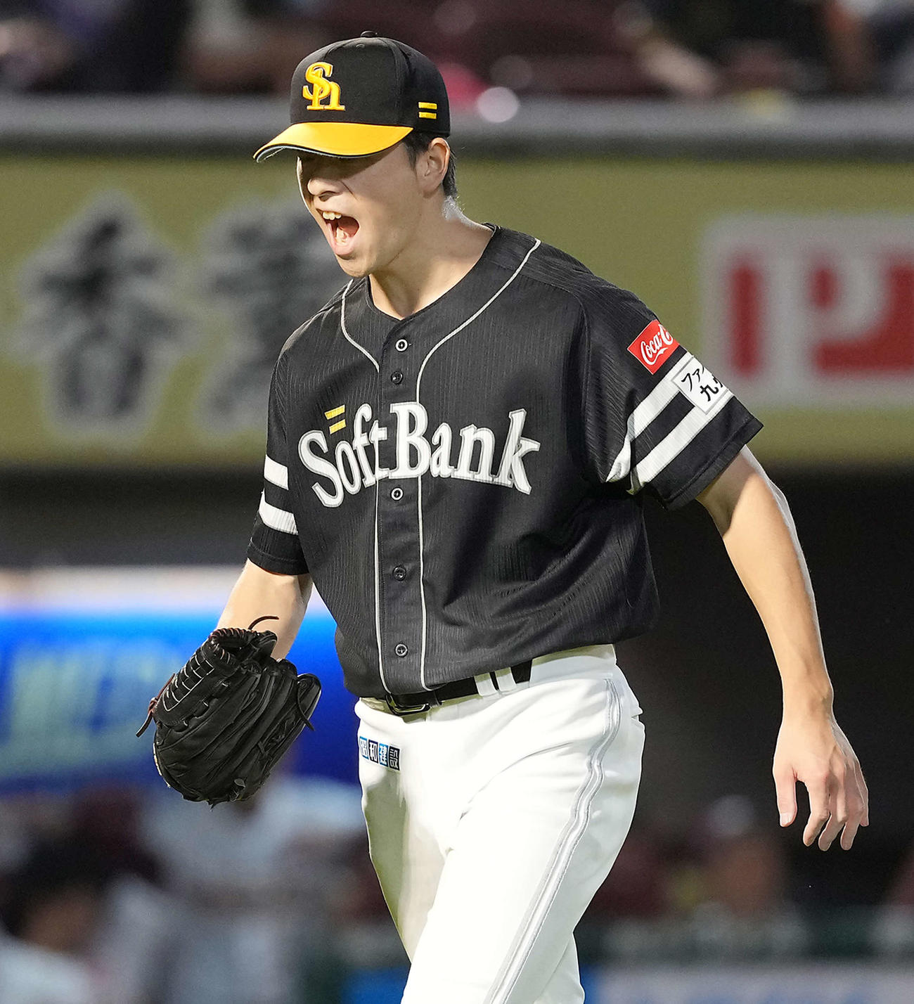 楽天対ソフトバンク　1回裏、ピンチを脱しほえるソフトバンクの先発大関（撮影・たえ見朱実）