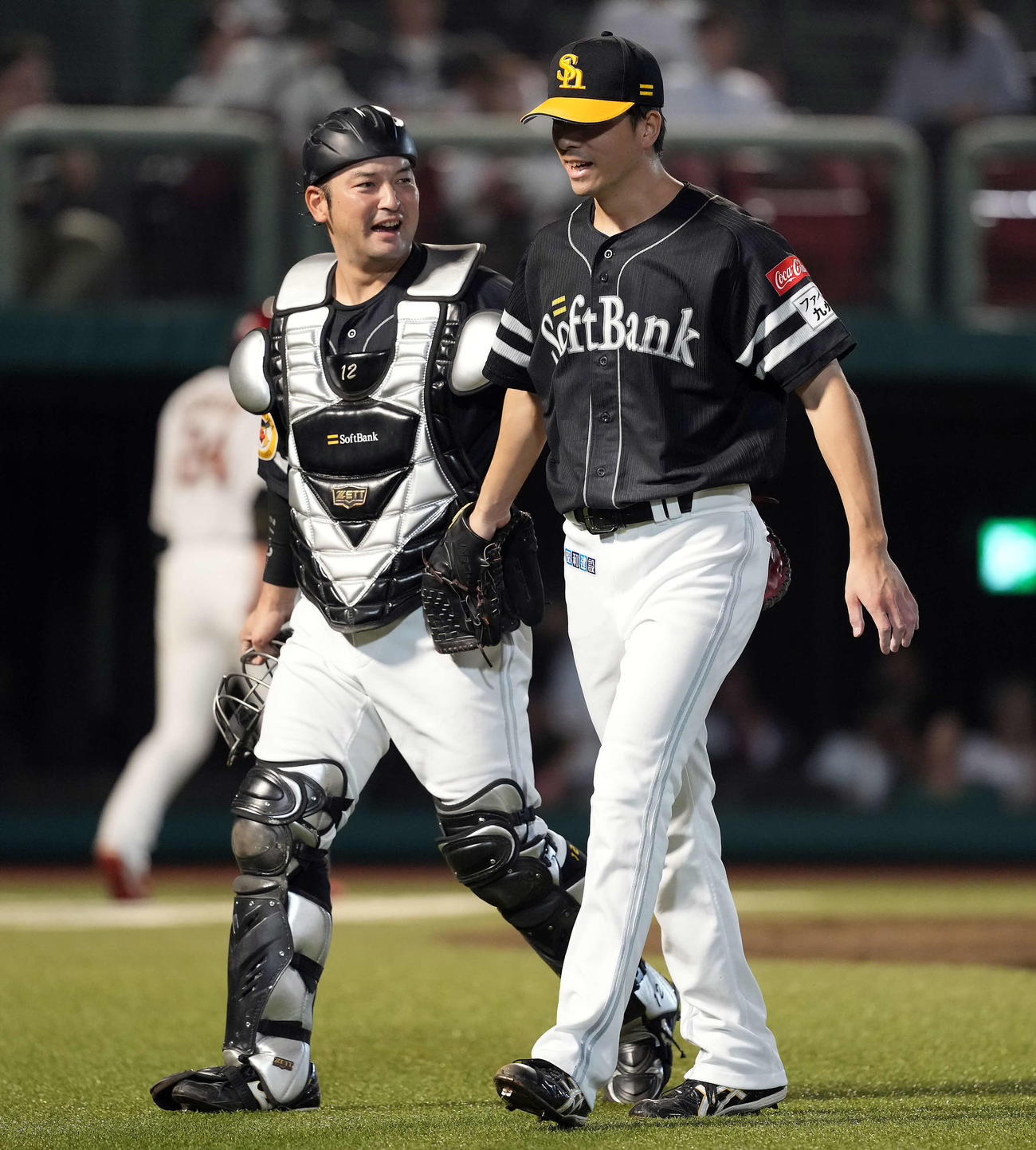 楽天対ソフトバンク　1回裏、ピンチを脱したソフトバンクの先発大関（右）と嶺井のバッテリー（撮影・たえ見朱実）