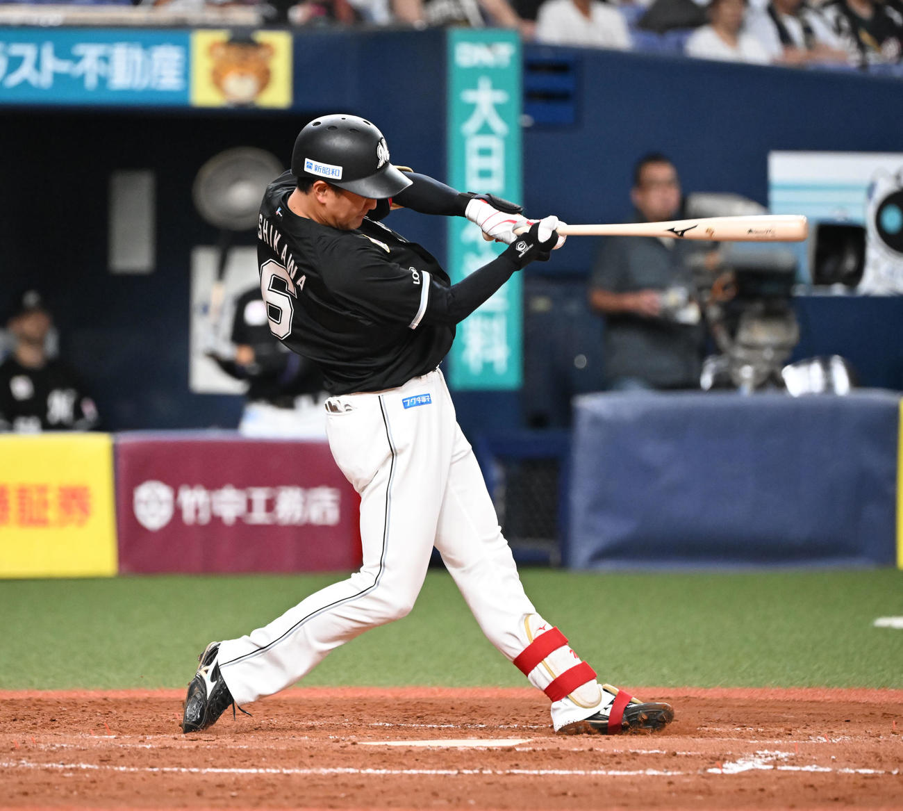 オリックス対ロッテ　4回表ロッテ1死二、三塁、左前適時打を放つ西川（撮影・和賀正仁）