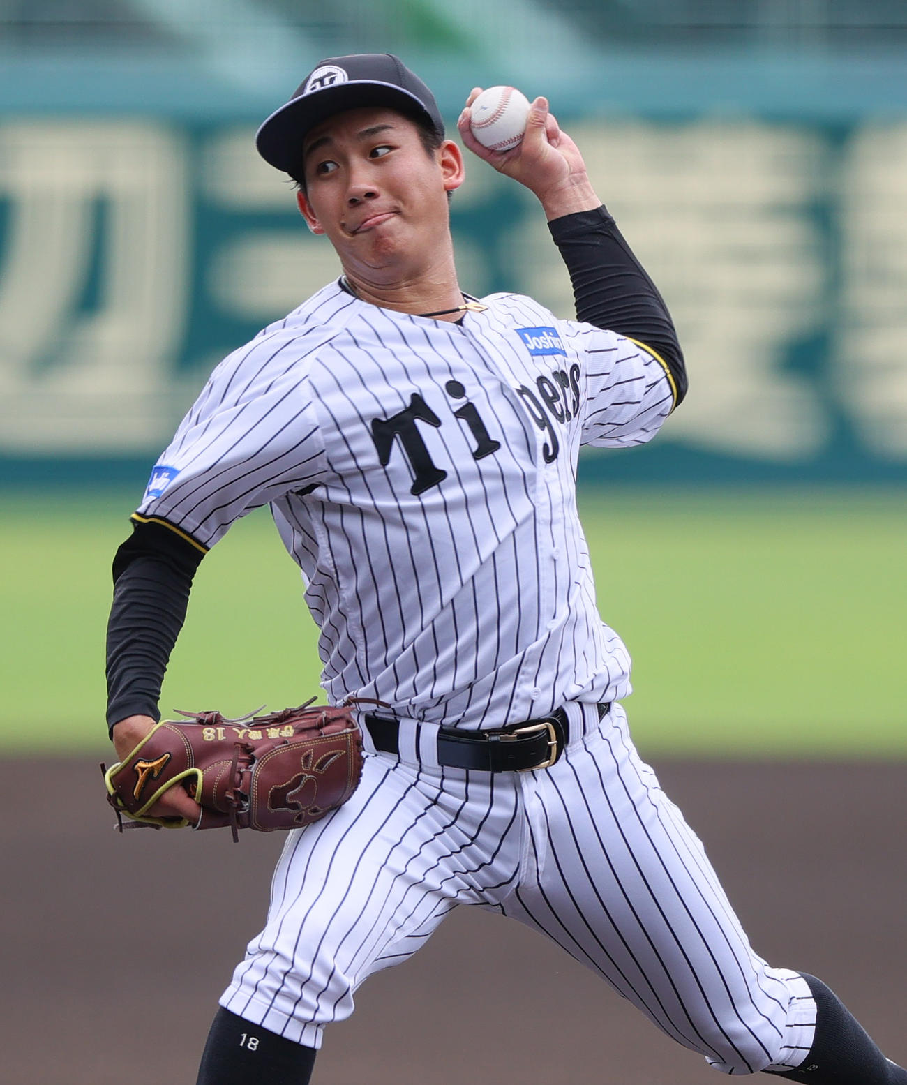 投内連係の練習をする阪神伊原（撮影・上山淳一）