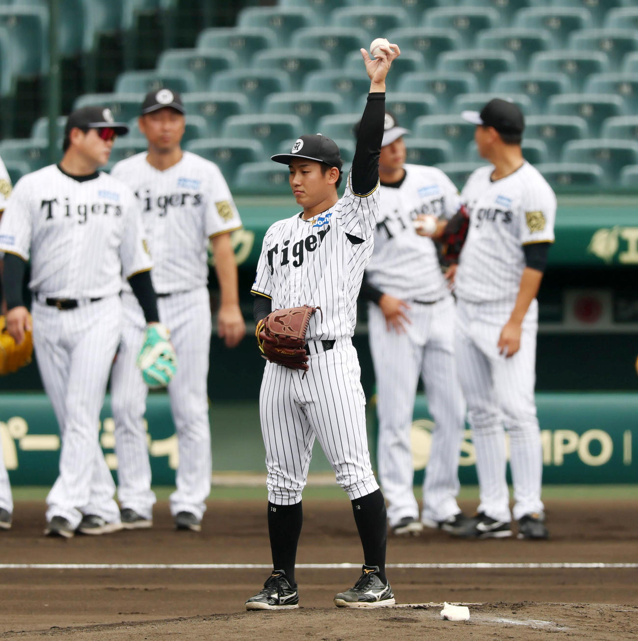 投内連係プレーの練習で腕を伸ばす伊原（撮影・加藤哉）