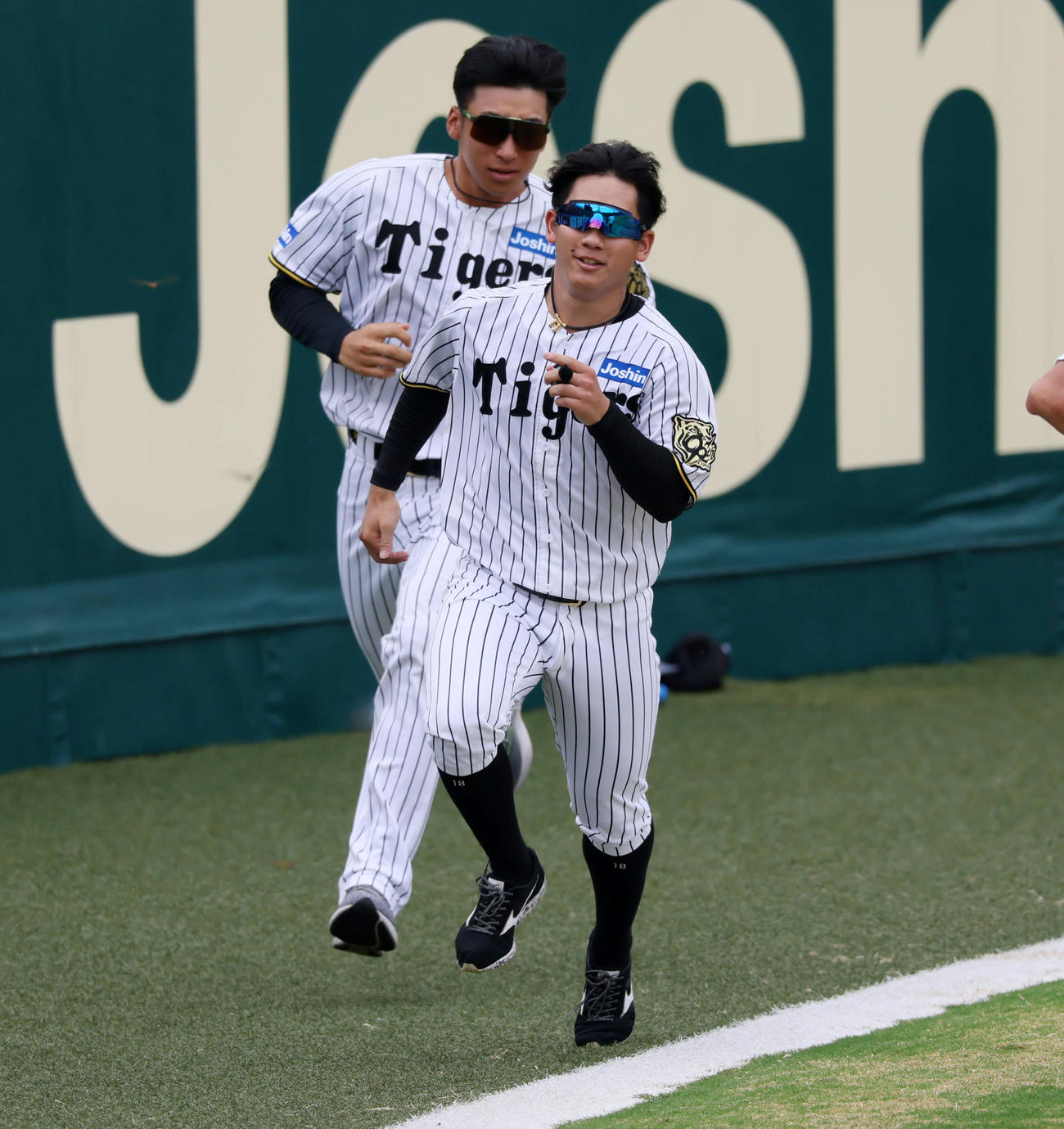 外野をランニングする伊原。左は茨木（撮影・加藤哉）