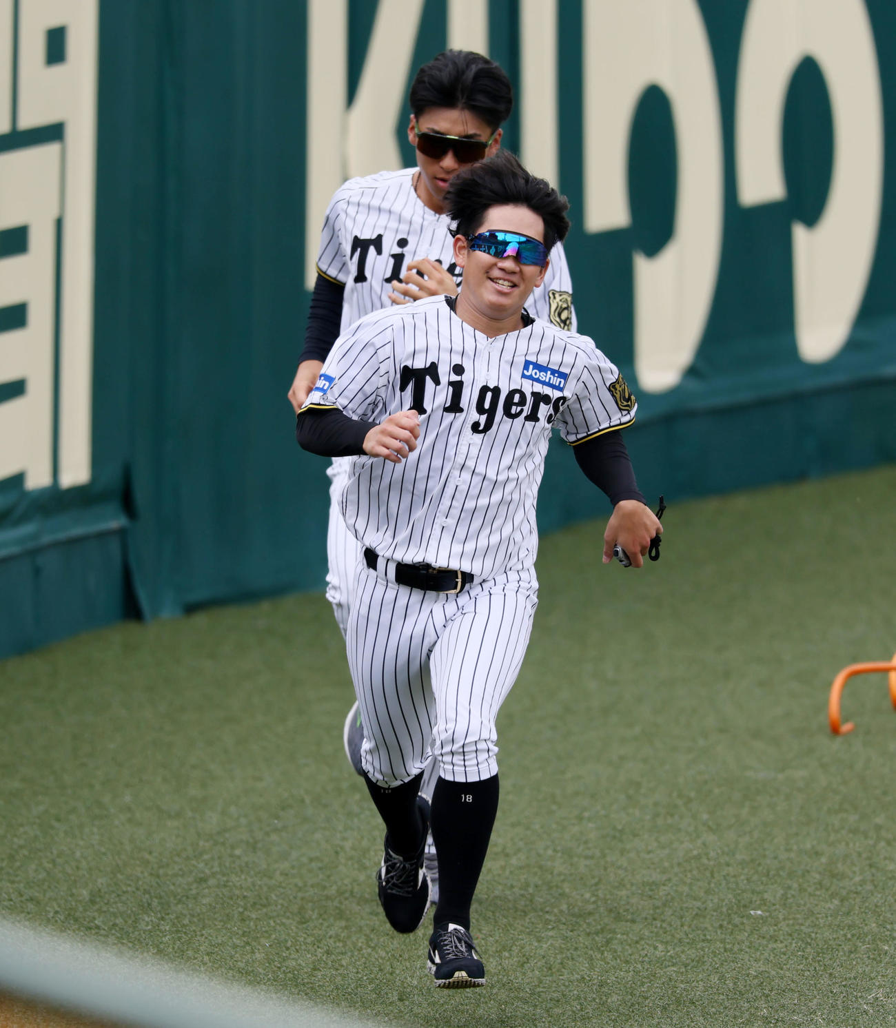 外野をランニングする伊原（撮影・加藤哉）
