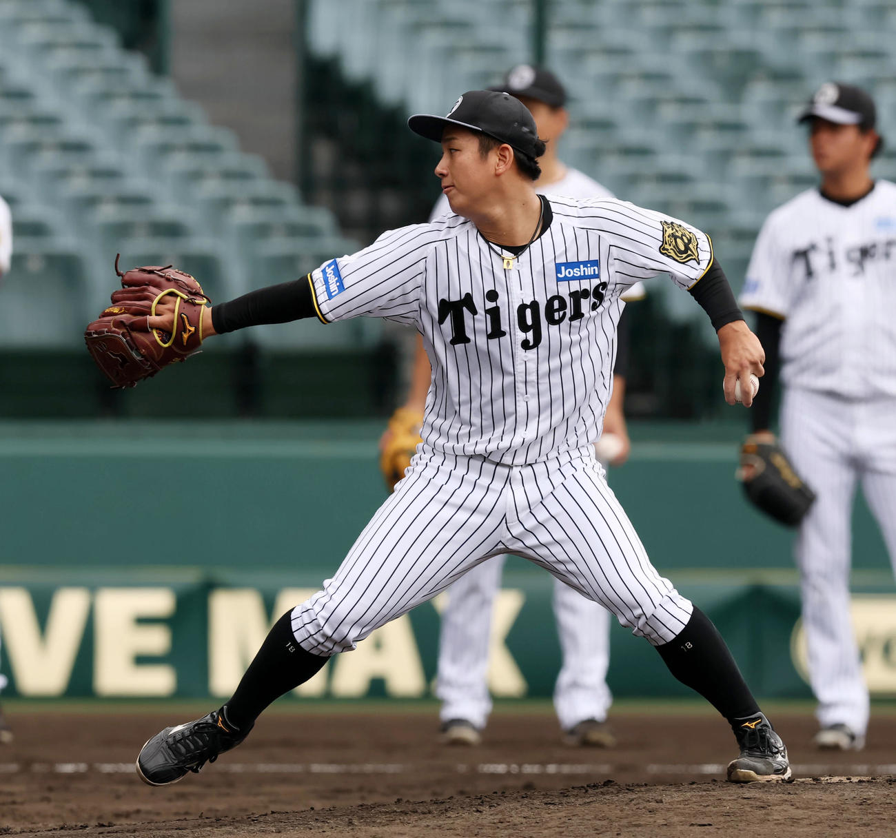 投内連係プレーの練習を行う伊原（撮影・加藤哉）