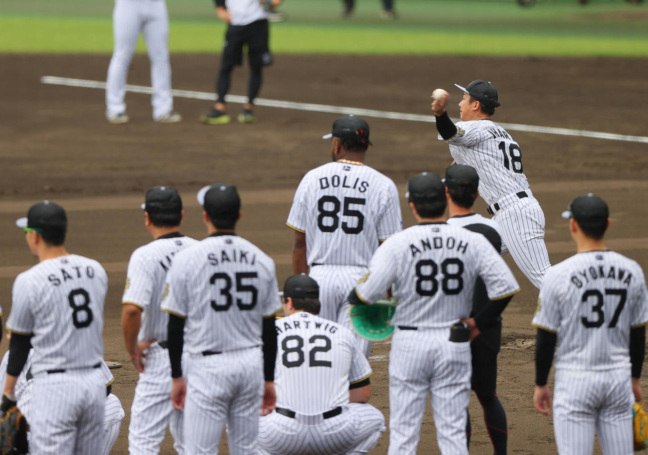 投内連係の練習をする阪神伊原（右上）ら（撮影・上山淳一）