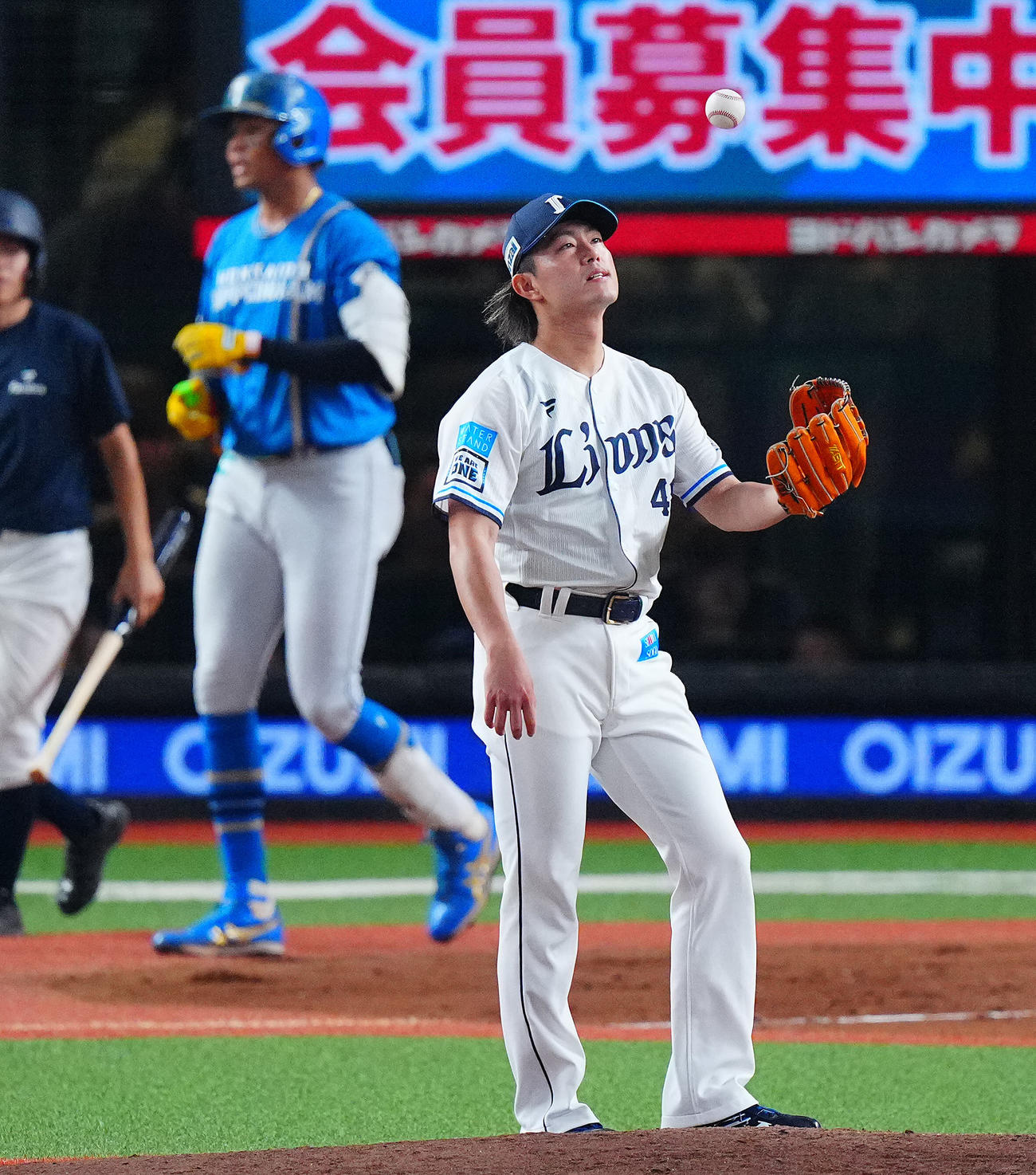 西武対日本ハム　3回表日本ハム1死、水谷（後方）に死球を当て悔しげにボールを見つめる今井（撮影・垰建太）