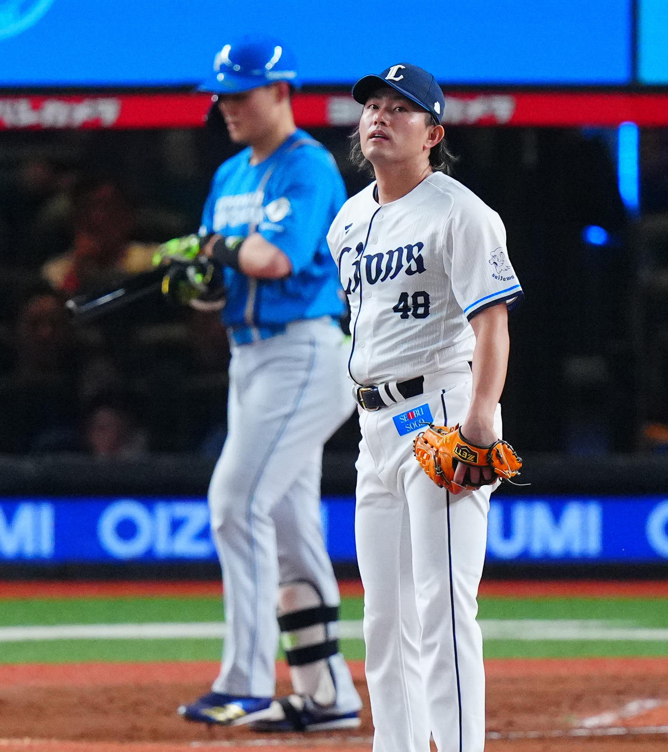 西武対日本ハム　4回表日本ハム無死、清宮幸（後方）に四球を与え悔しげな今井（撮影・垰建太）