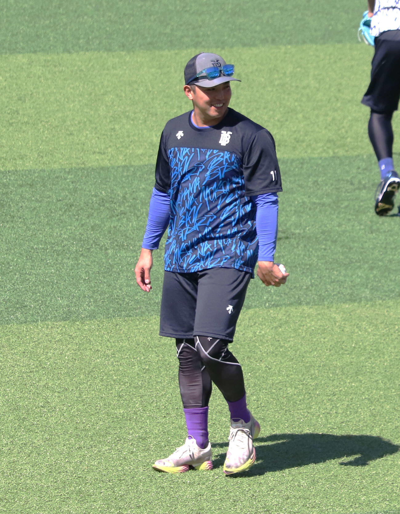 本拠地横浜スタジアムで行われたピックアップ練習に参加し笑顔を見せるDeNA東（撮影・佐瀬百合子）