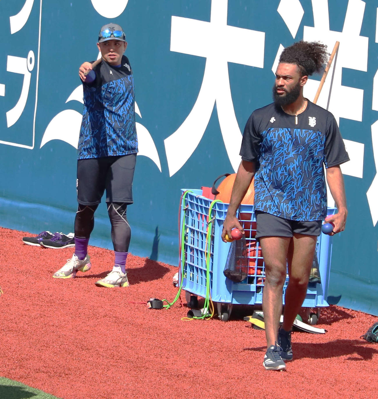 本拠地横浜スタジアムで行われたピックアップ練習に参加するDeNA東（左）とジャクソン（撮影・佐瀬百合子）