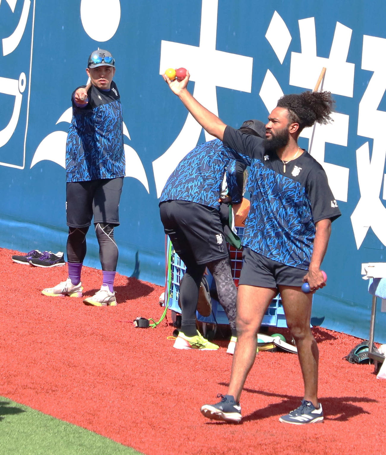 本拠地横浜スタジアムで行われたピックアップ練習に参加しストレッチを行う（左から1人目）DeNA東と（右から1人目）ジャクソン（撮影：佐瀬百合子）