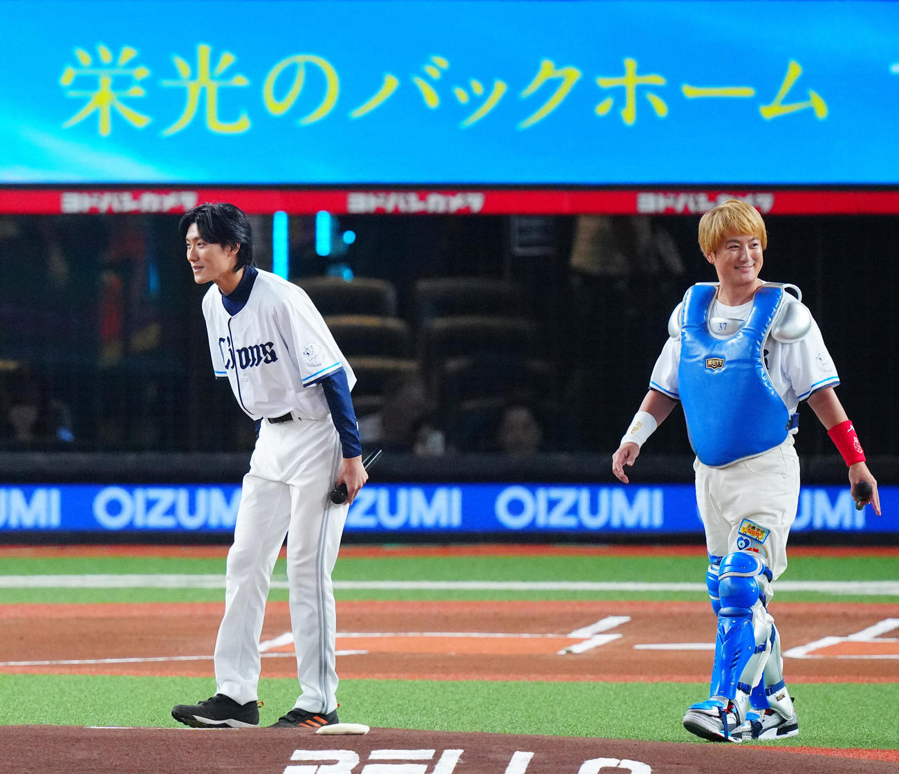 西武対日本ハム　セレモニアルピッチに臨む松谷鷹也
（左）と上地雄輔（撮影・垰建太）