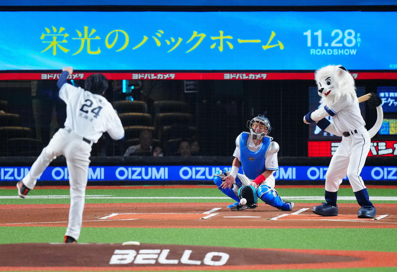 西武対日本ハム　セレモニアルピッチで松谷鷹也（左）の投球を受ける捕手上地雄輔（撮影・垰建太）