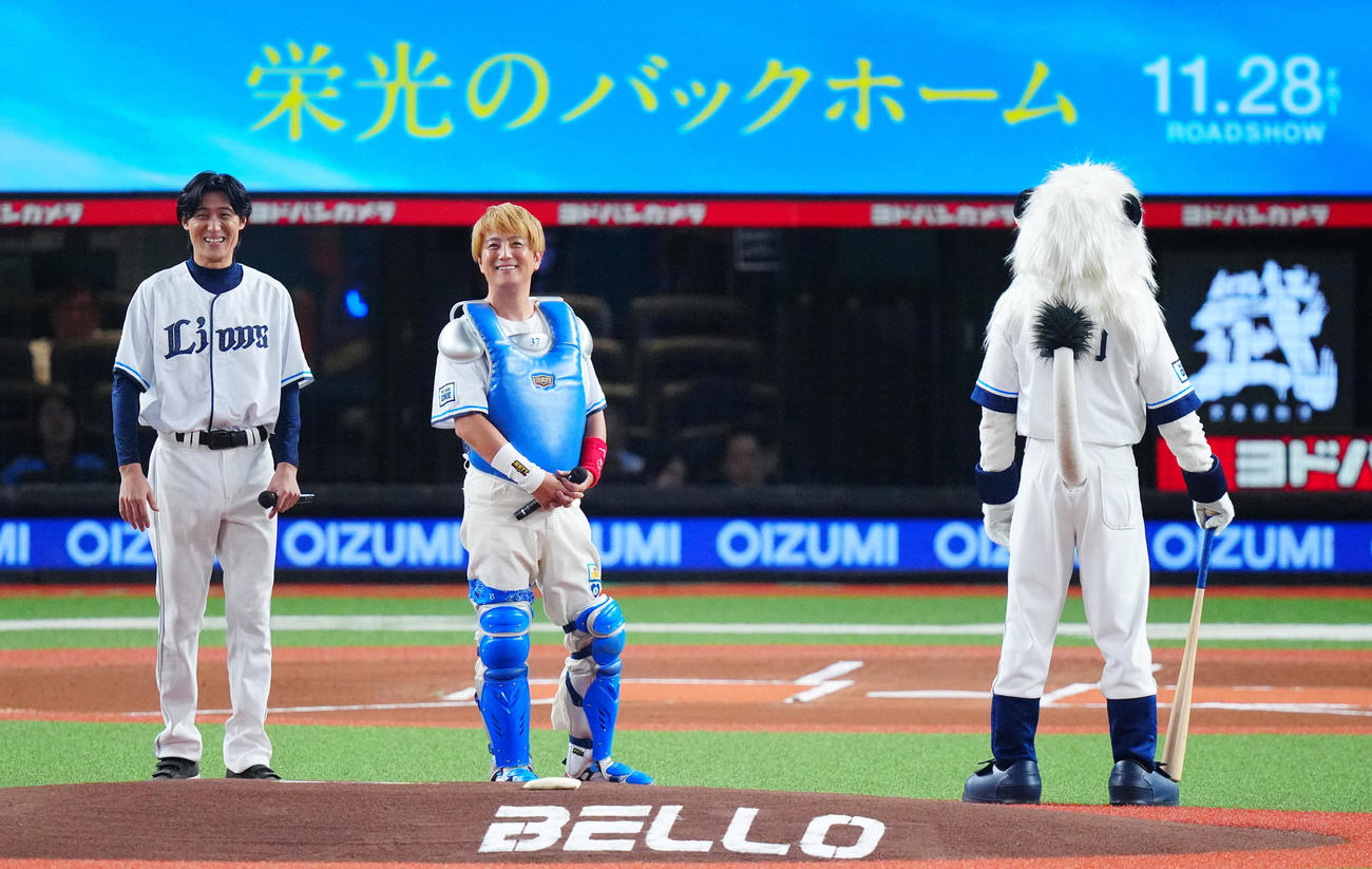 西武対日本ハム　セレモニアルピッチに臨む松谷鷹也（左）と上地雄輔（撮影・垰建太）