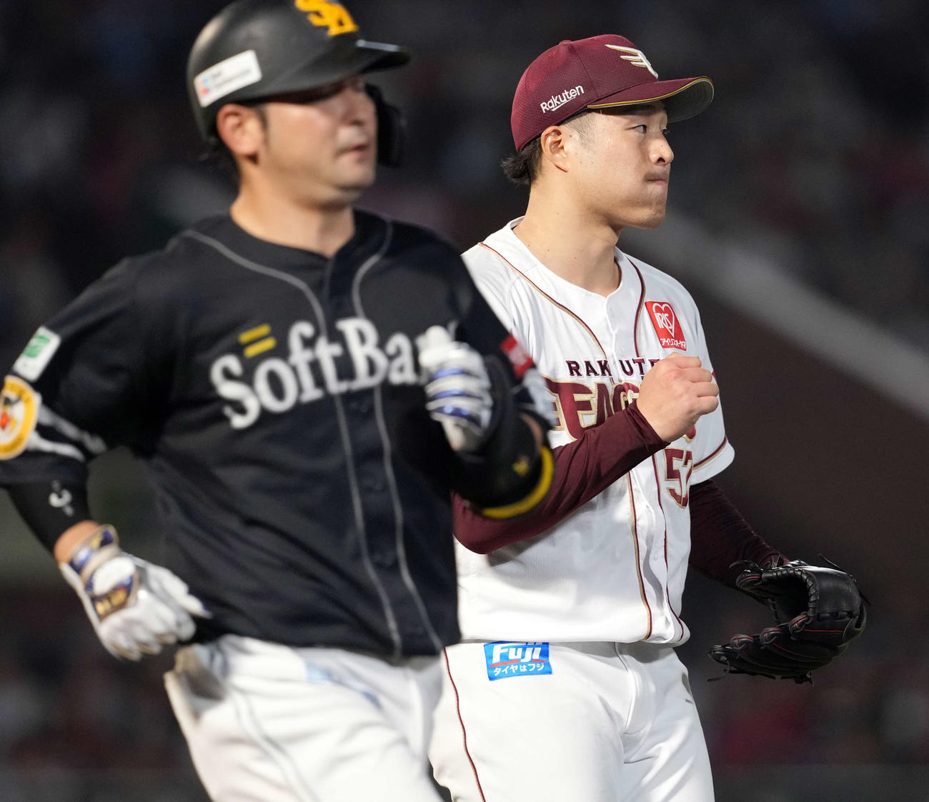 楽天対ソフトバンク　4回表ソフトバンク2嶺井を一ゴロに仕留めガッツポーズを決める滝中（撮影・たえ見朱実）
