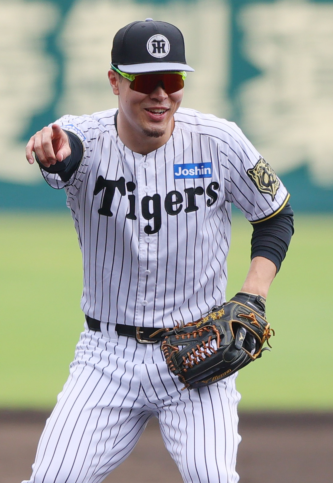 投内連係の練習をする阪神佐藤輝（撮影・上山淳一）