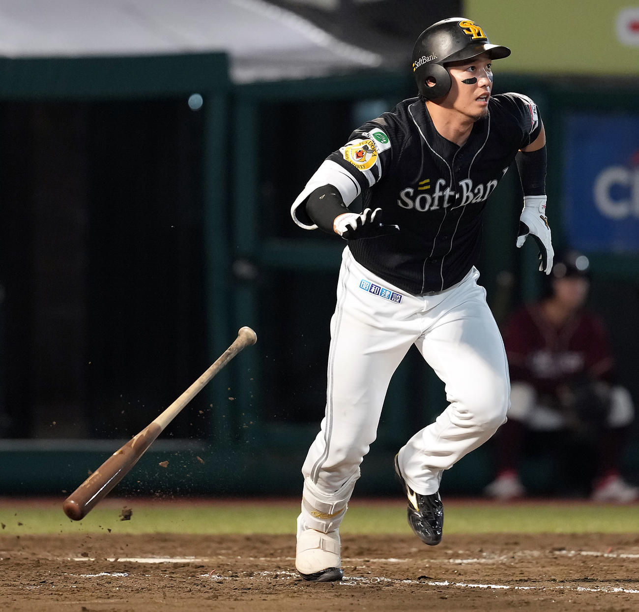 楽天対ソフトバンク　4回表ソフトバンク無死、右二塁打を放つ栗原（撮影・たえ見朱実）