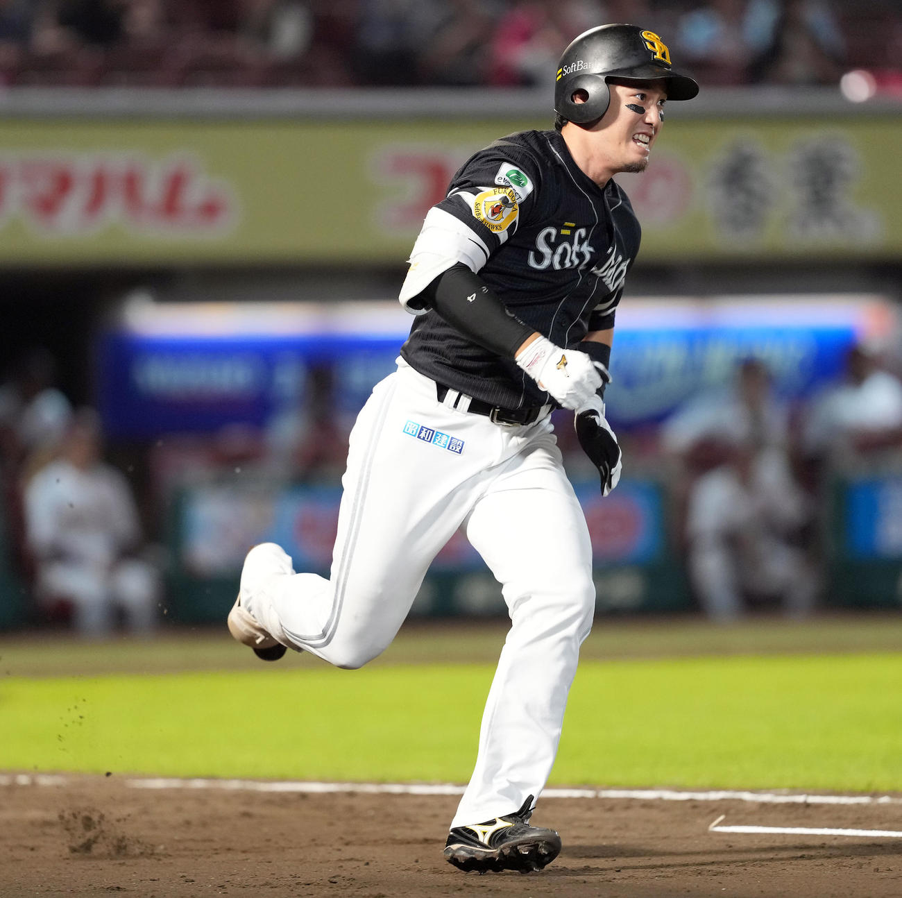 楽天対ソフトバンク　4回表ソフトバンク無死、右二塁打を放った栗原（撮影・たえ見朱実）