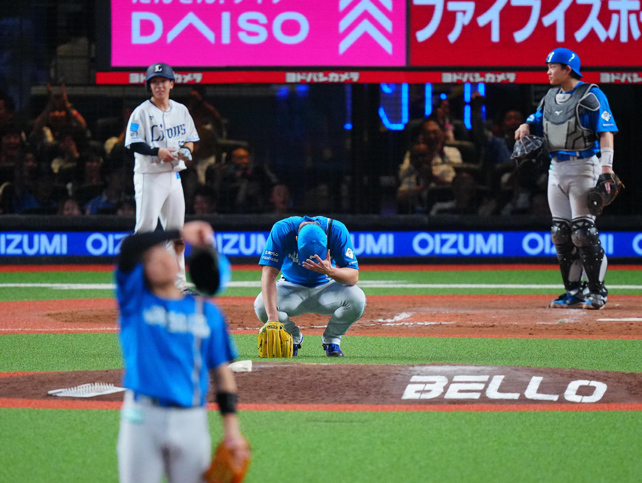西武対日本ハム　7回裏西武2死一、三塁、ネビンに3点本塁打を浴びがっくりと肩を落とす上原（撮影・垰建太）