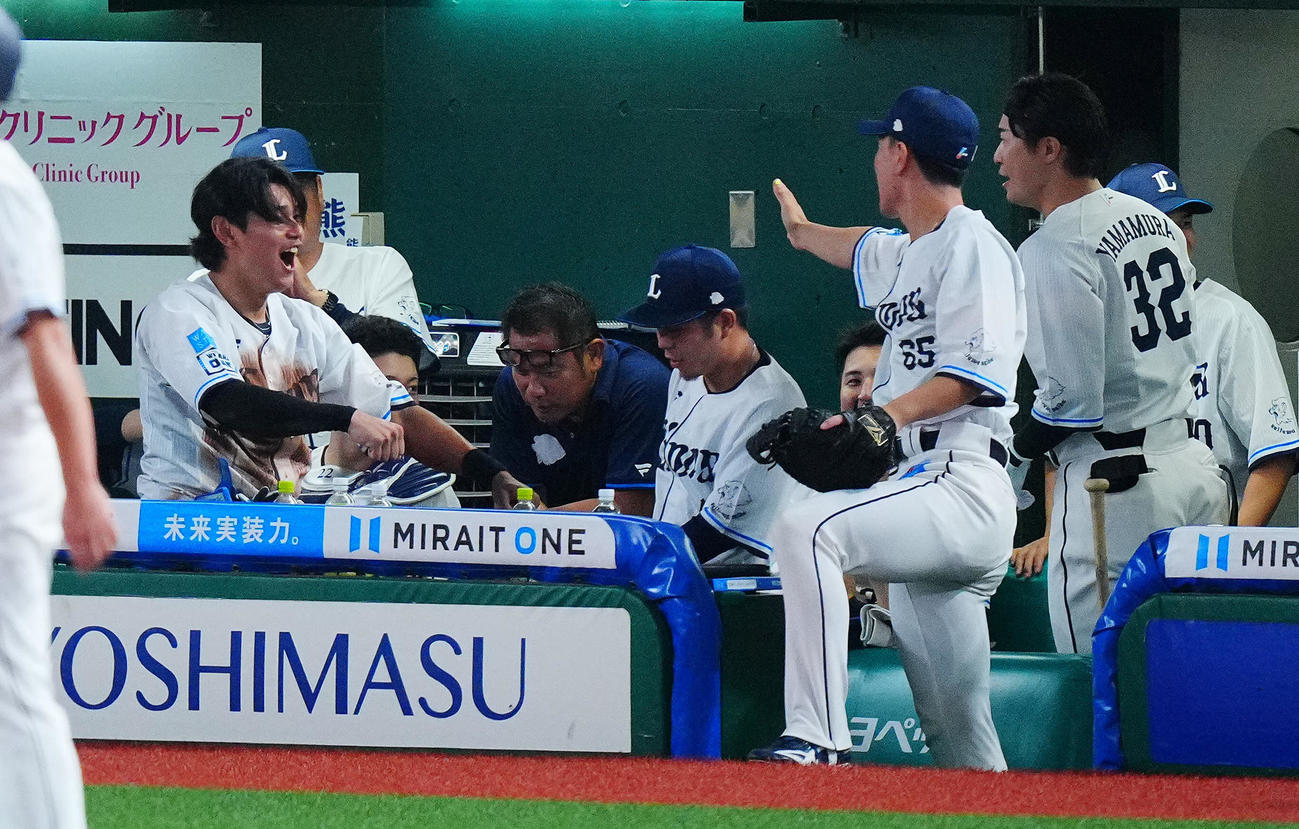 西武対日本ハム　7回裏西武2死一、二塁、滝沢の適時打からリプレー検証の結果でセーフとなり喜ぶ西川（左）らナイン（撮影・垰建太）