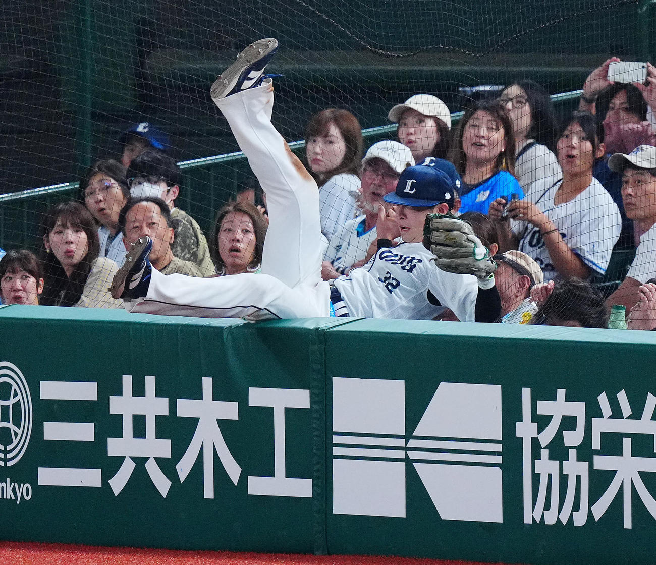 西武対日本ハム　7回表日本ハム無死、石井の打球を防球ネットにもたれながら好捕する山村（撮影・垰建太）