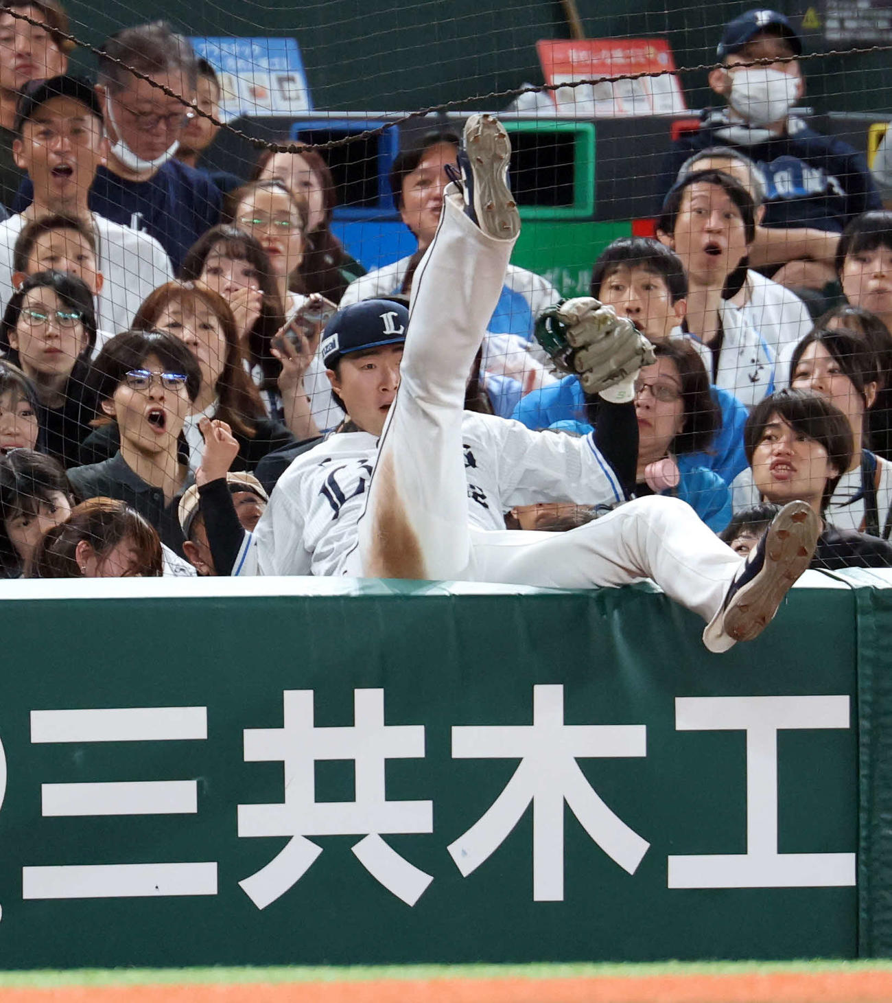 西武対日本ハム　7回表日本ハム無死、石井の三邪飛を好捕する山村（撮影・浅見桂子）
