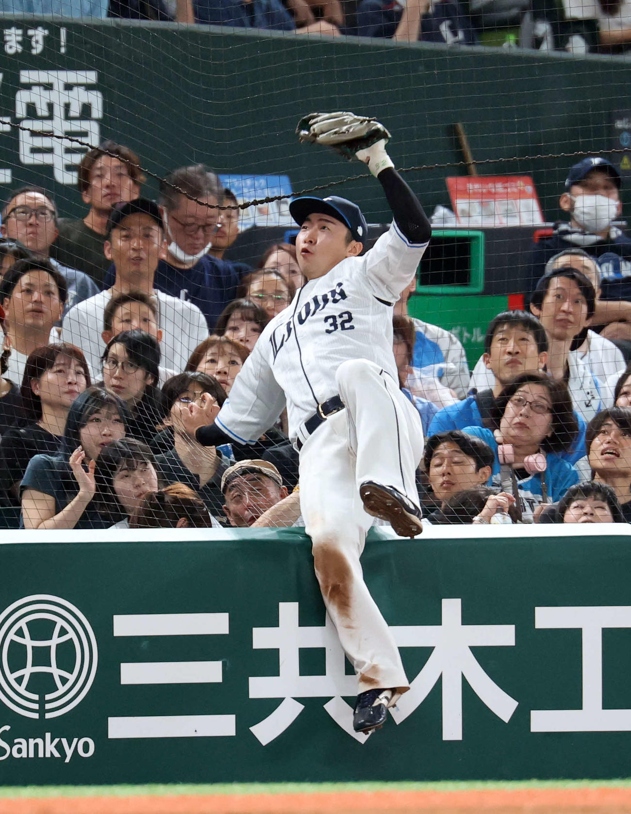 西武対日本ハム　7回表日本ハム無死、石井の三邪飛を好捕する山村（撮影・浅見桂子）