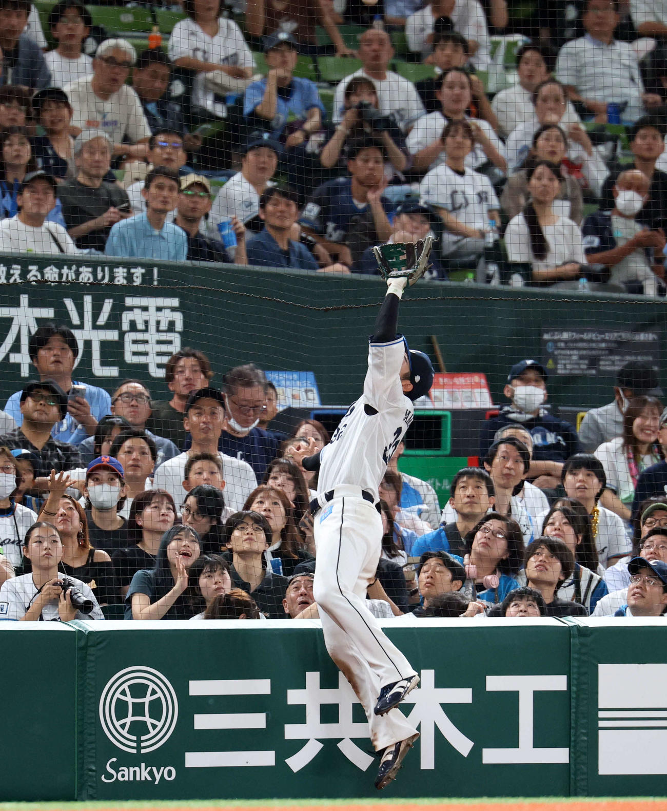 西武対日本ハム　7回表日本ハム無死、石井の三邪飛を好捕する山村（撮影・浅見桂子）