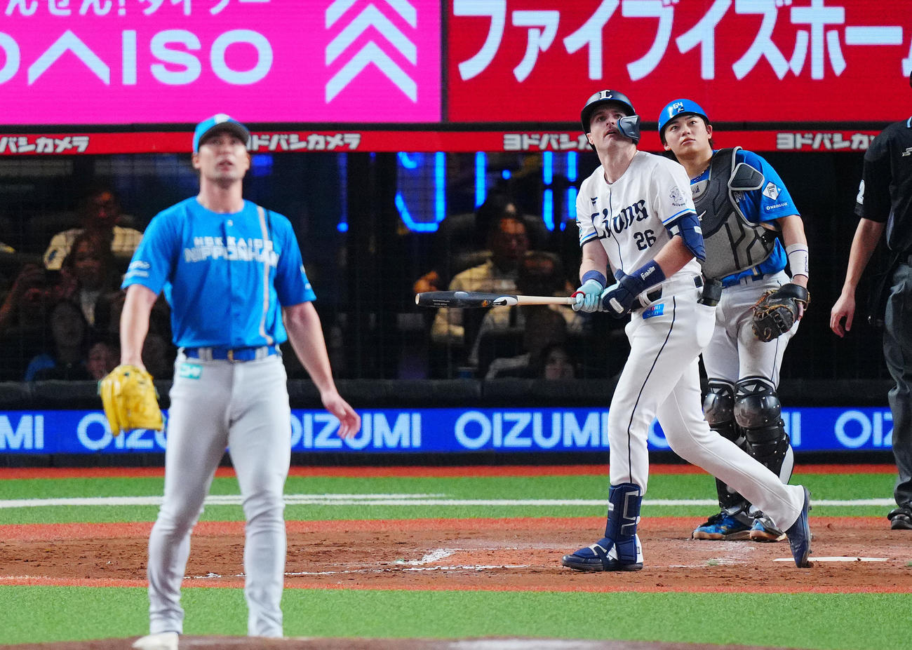 西武対日本ハム　7回裏西武2死一、三塁、3点本塁打を放つネビン。投手上原（撮影・垰建太）