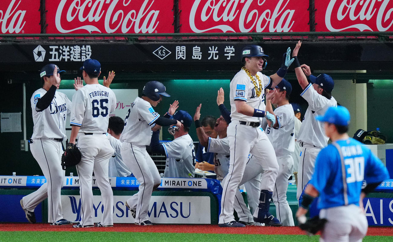 西武対日本ハム　7回裏西武2死一、三塁、3点本塁打を放ちナインの出迎えを受けるネビン（右）ら（撮影・垰建太）