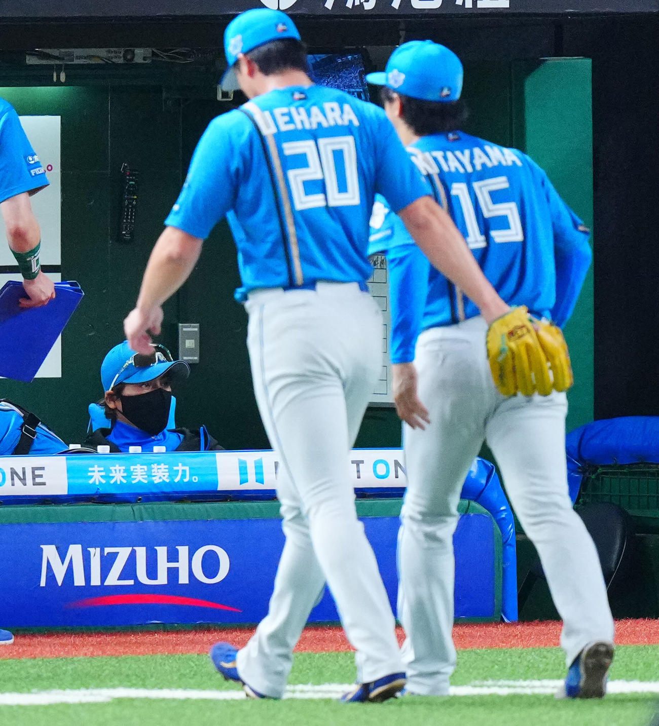 西武対日本ハム　7回裏終え5失点の日本ハム新庄監督（後方）は西武ベンチを見つめる（撮影・垰建太）