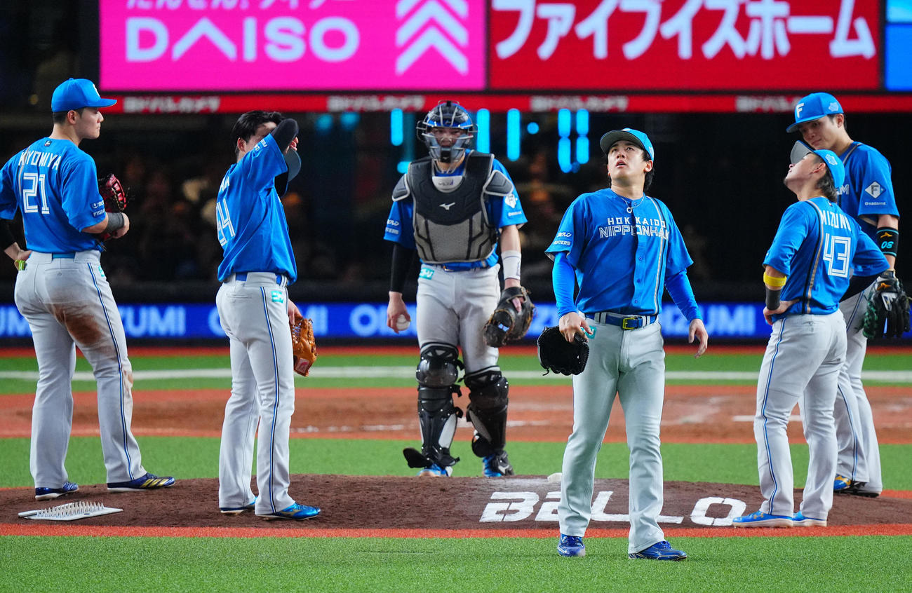 西武対日本ハム　7回裏西武2死三塁、渡部聖に四球を与え交代を告げられる北山（手前）（撮影・垰建太）