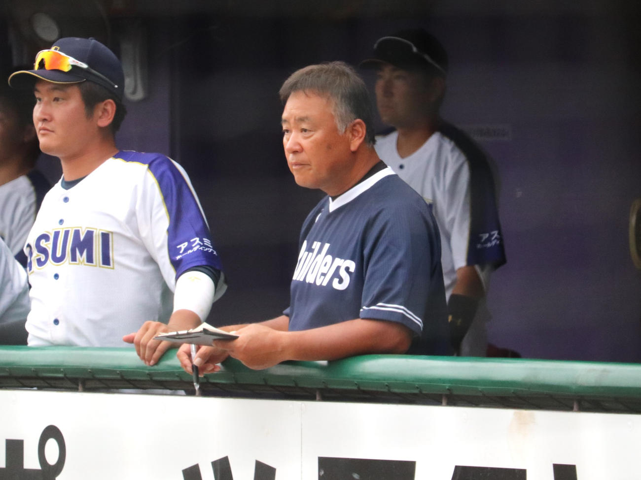 アスミビルダーズ対サムティ　この日ベンチに入った、アスミビルダーズの藤井康雄コーチ兼アナライザー（撮影・中島麗）