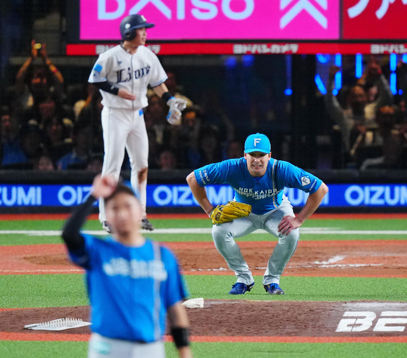西武対日本ハム　7回裏西武2死一、三塁、ネビンに3点本塁打を浴びがっくりと肩を落とす上原（撮影・垰建太）