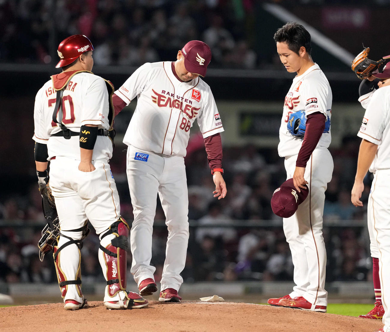 楽天対ソフトバンク　7回表ソフトバンク1死満塁、栗原に2点適時打を許しマウンドを降りる鈴木翔（右）（撮影・たえ見朱実）