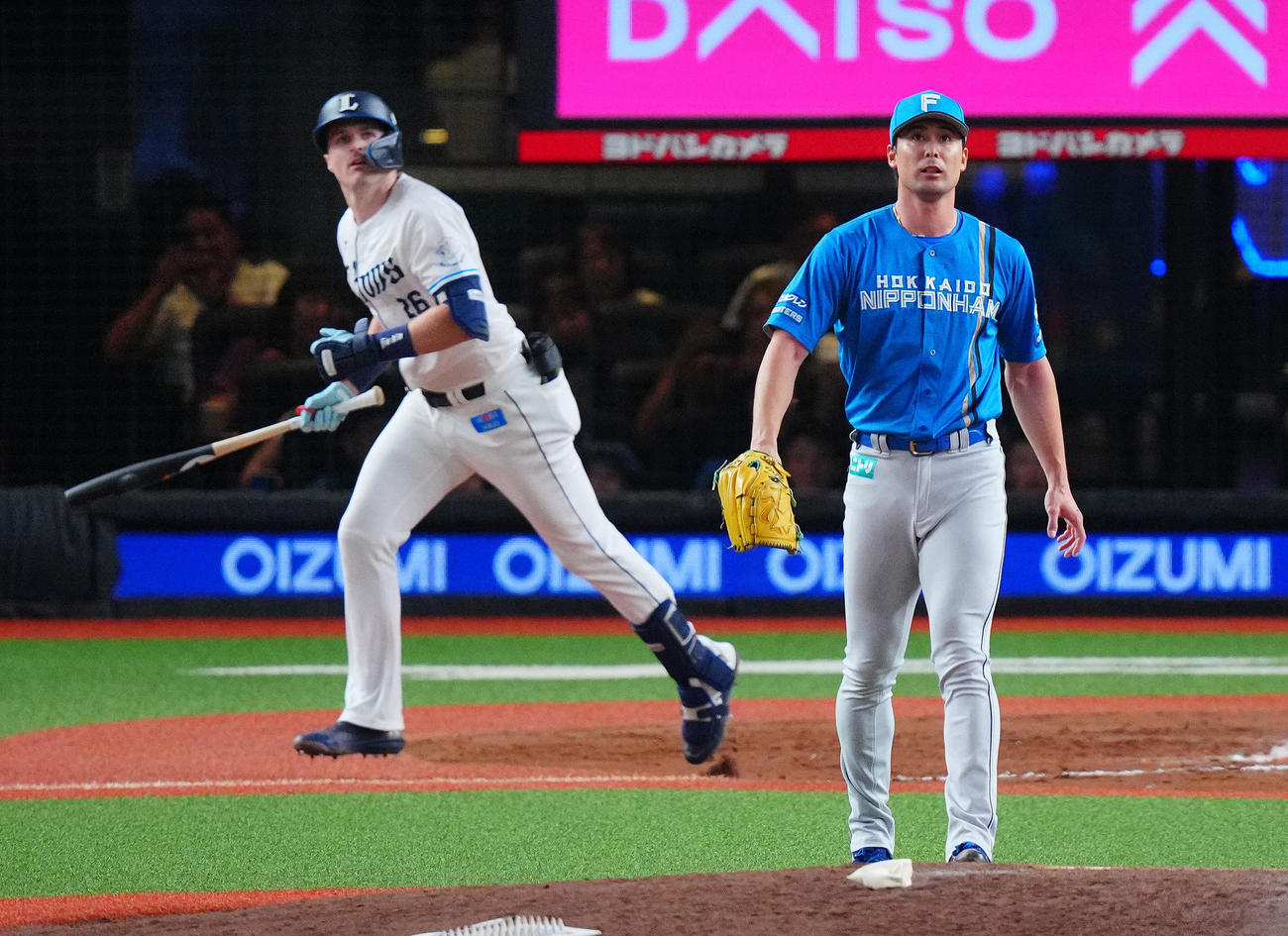 西武対日本ハム　7回裏西武2死一、三塁、ネビン（後方）に3点本塁打を浴びる上原（撮影・垰建太）
