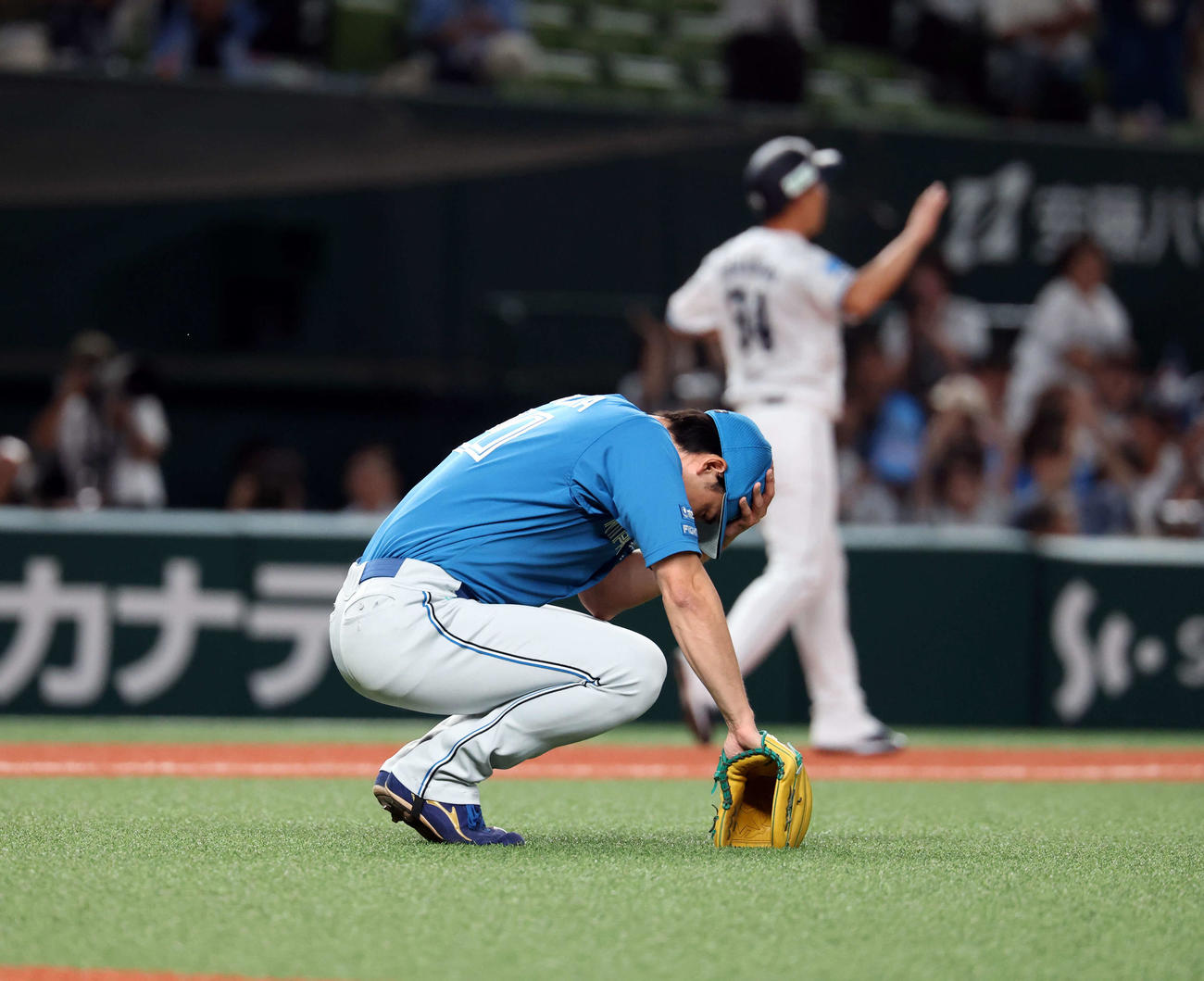 西武対日本ハム　7回裏西武2死一、三塁、ネビンに逆転3点本塁打を許し、がっくりと座り込む上原（撮影・浅見桂子）