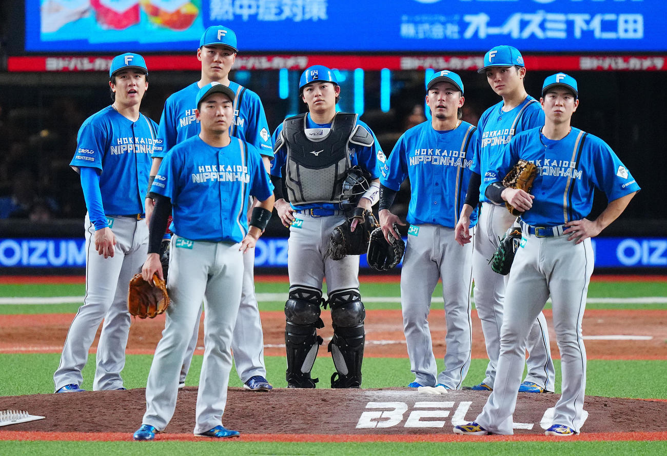 西武対日本ハム　7回裏西武2死一、二塁、滝沢の適時打で本塁突入した西川のリプレー映像を見つめる北山（左端）ら日本ハムの選手たち（撮影・垰建太）
